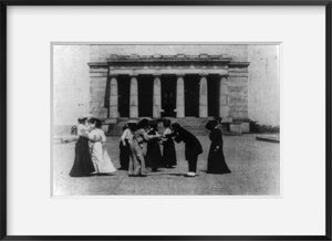 1904 photograph of Scene at Grant's Tomb from "How the French nobleman got a wif