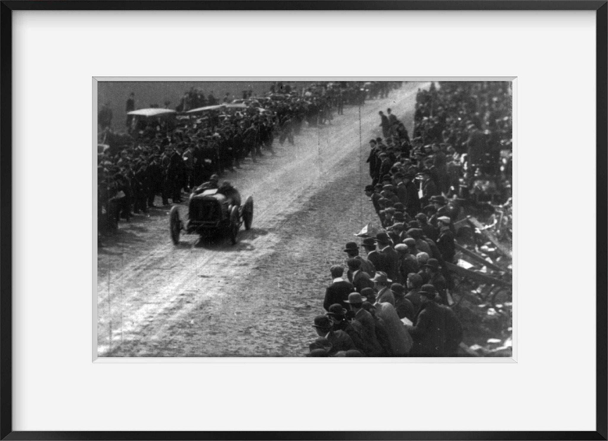 1904 photograph of Automobile race for the Vanderbilt Cup Race