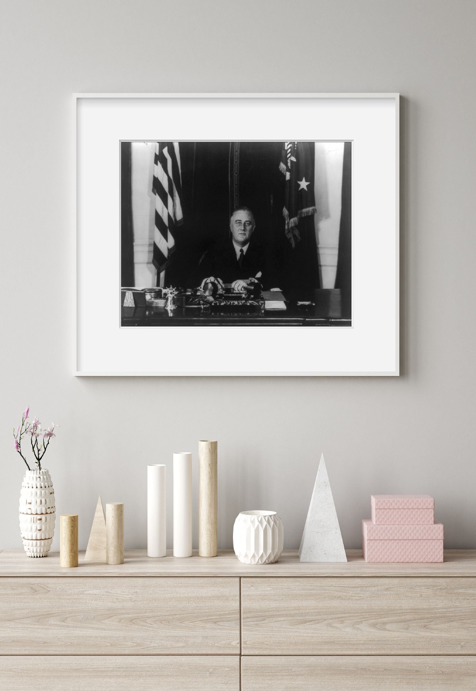Photo: Franklin Delano Roosevelt, FDR, 1882-1945, President, US, seated at desk, US Fl