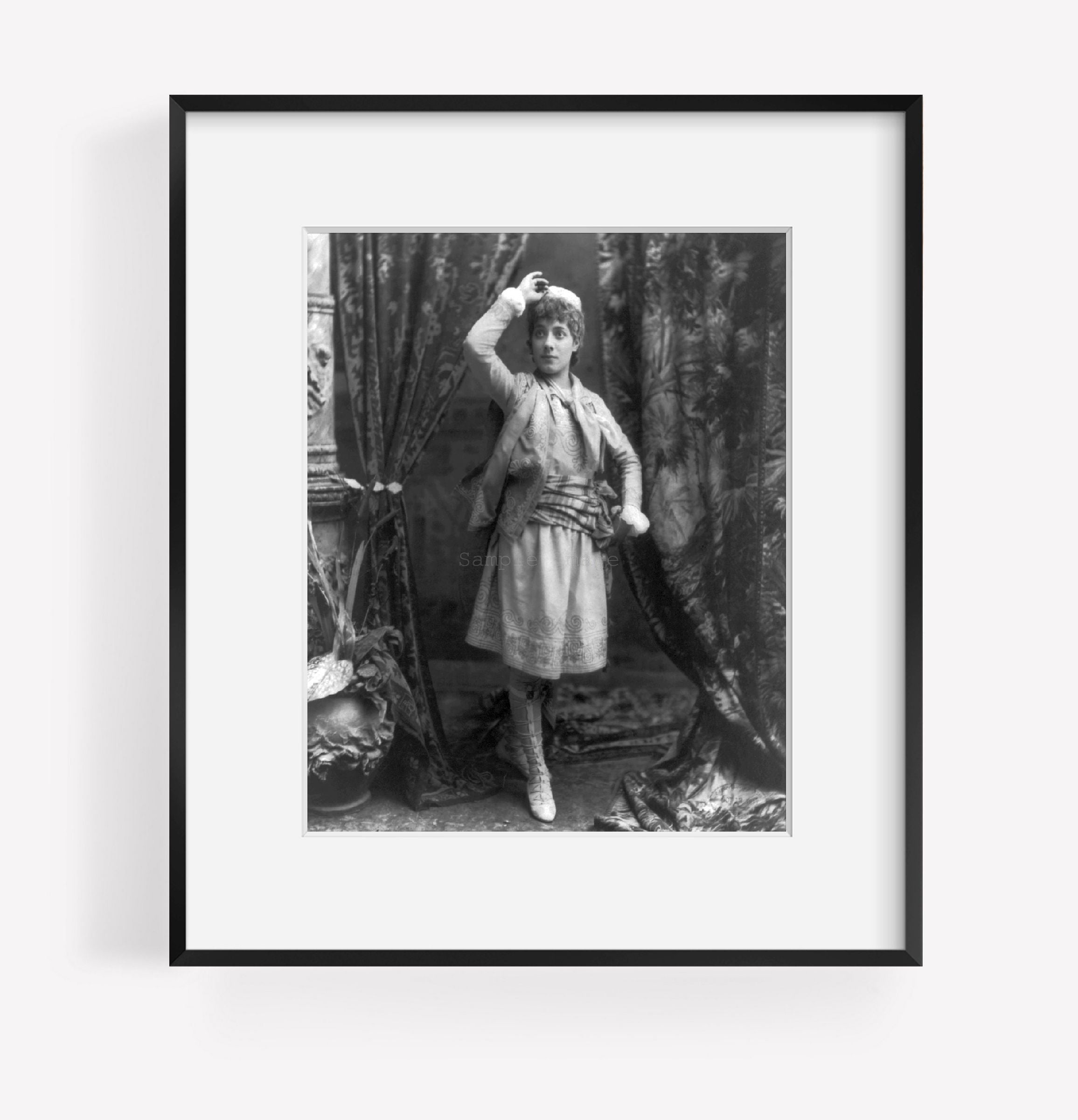Photo: Julia Marlowe, 1865-1950, as Viola, American actress, William Shakespeare