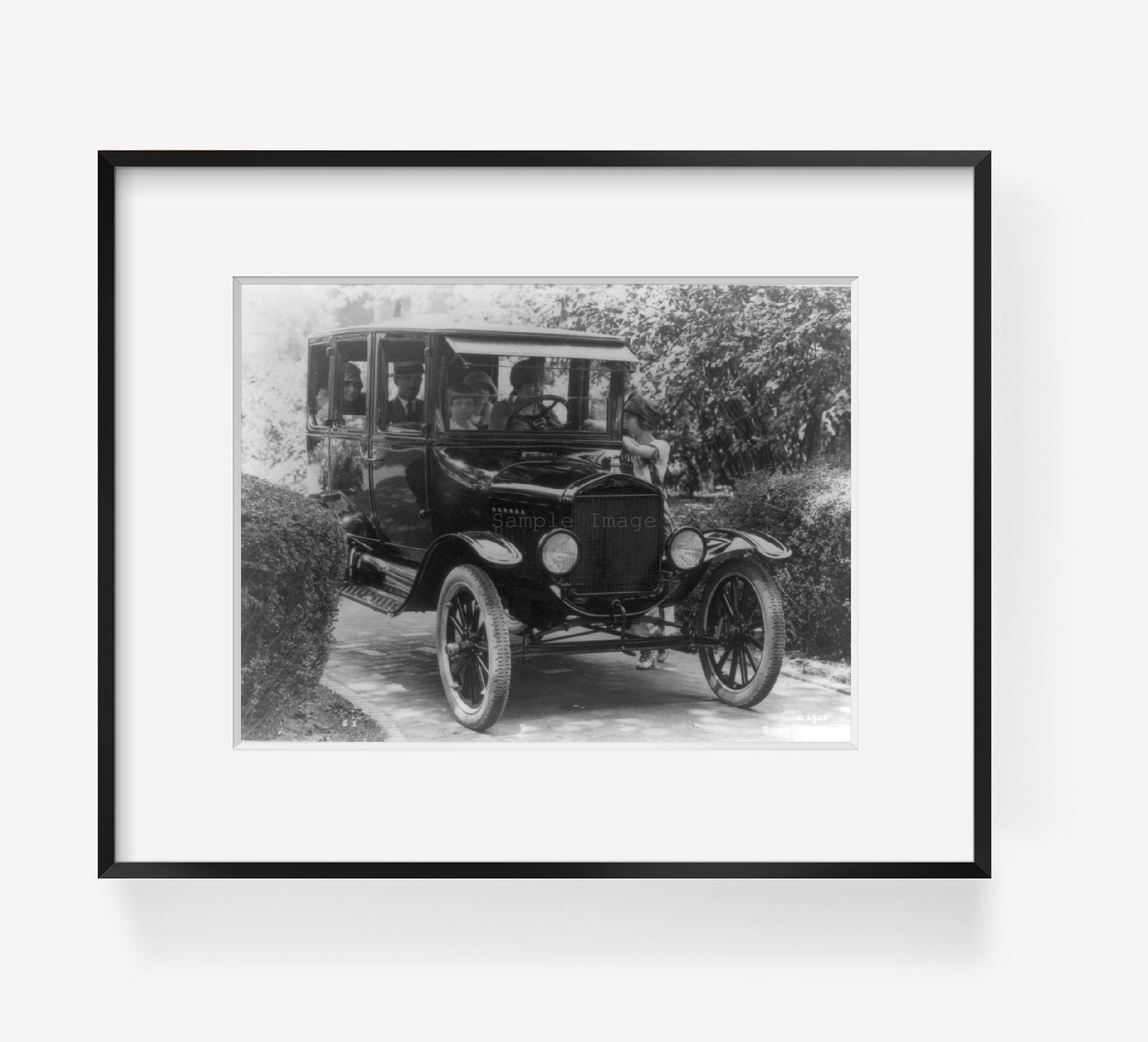 Photo: Ford 4-door sedan, passengers and a woman driver 1923
