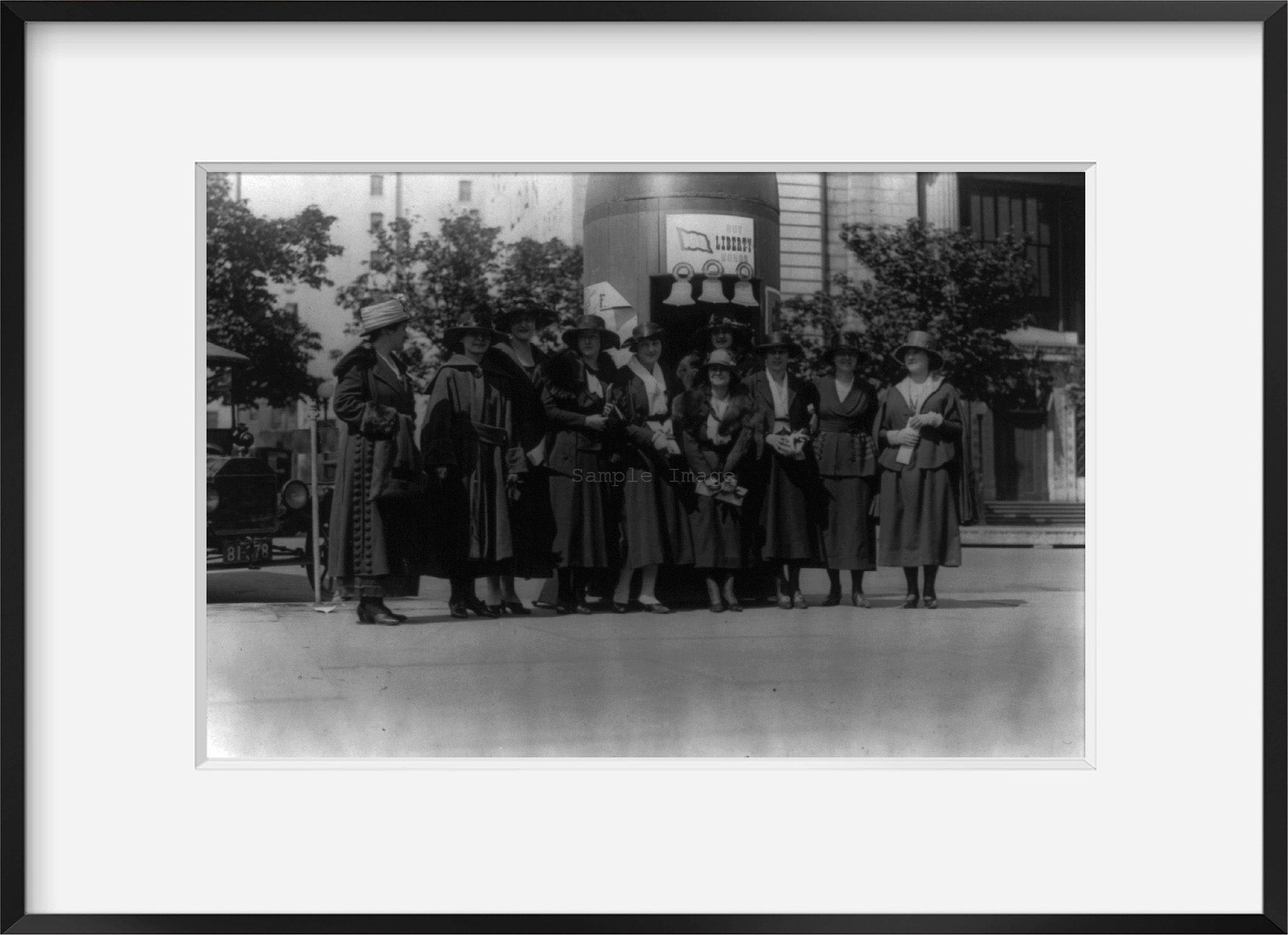 Photo: Liberty Bond Drive, 10 women outside bond booth, Washington, D.C., 1918, WWI