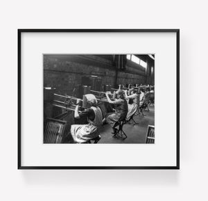 between 1939 and 1945 photograph of Girls barrel setting by machine, Britain