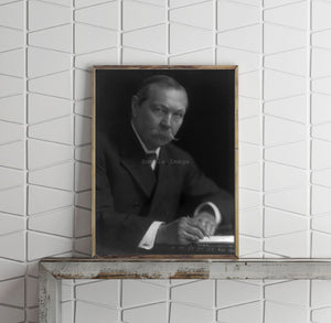 Photo Sir Arthur Conan Doyle, 1859-1930 Half lgth., seated, facing right.